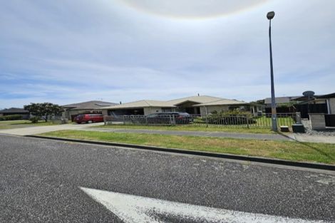 Photo of property in 51 Gandalf Crescent, Paraparaumu, 5032