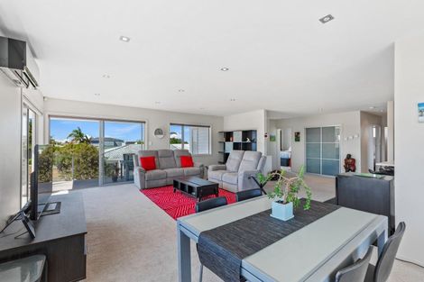 Photo of property in 1/20 Knights Road, Rothesay Bay, Auckland, 0630