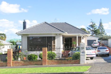 Photo of property in 39 Churchill Avenue, Manurewa, Auckland, 2102