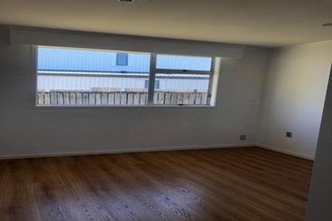 Photo of property in 1/84 Greenslade Crescent, Northcote, Auckland, 0627