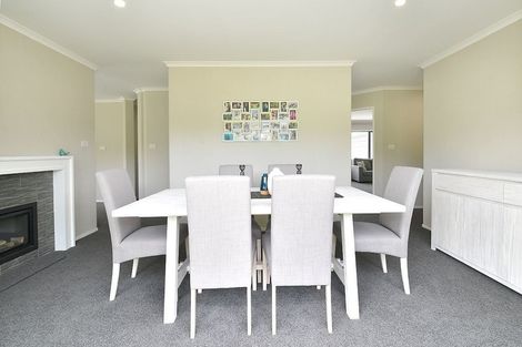 Photo of property in 4 Loretta Place, Red Beach, 0932