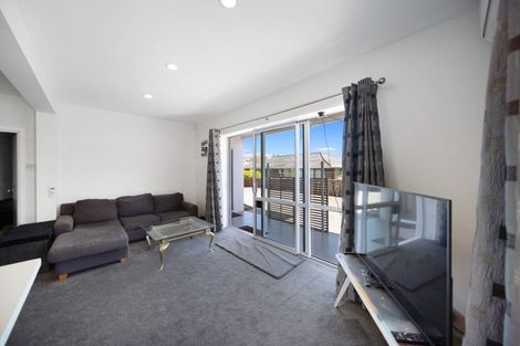 Photo of property in 2/89 Takutai Avenue, Half Moon Bay, Auckland, 2012