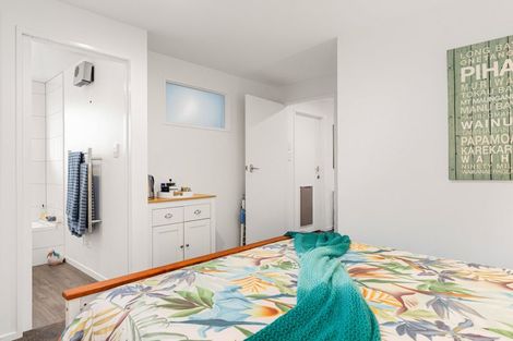 Photo of property in 2/60 Moncks Spur Road, Redcliffs, Christchurch, 8081