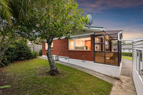 Photo of property in 2/7 Ian Place, Glendene, Auckland, 0602