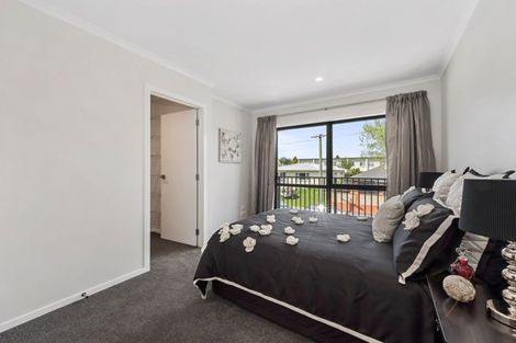 Photo of property in 2/13 Jones Crescent, Melville, Hamilton, 3206