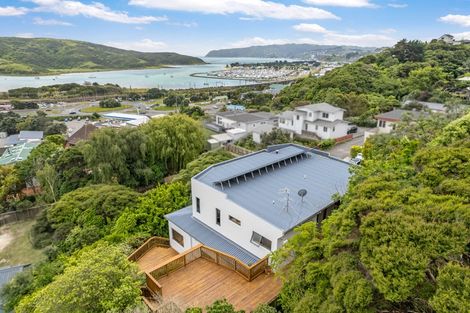Photo of property in 8a Kiriwai Road, Paremata, Porirua, 5024