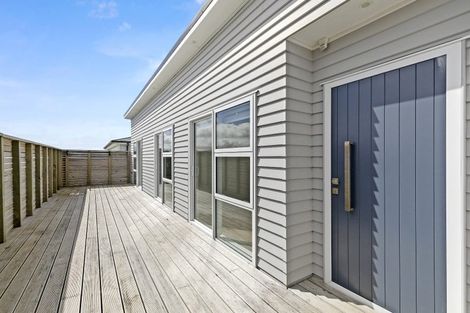 Photo of property in 5a Balmain Street, Newlands, Wellington, 6037