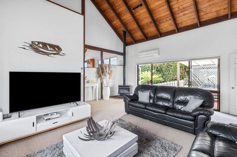 Photo of property in 32 Danbury Drive, Torbay, Auckland, 0630