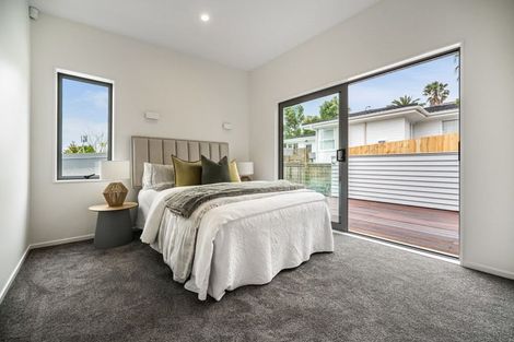 Photo of property in 2/128 Sunset Road, Unsworth Heights, Auckland, 0632