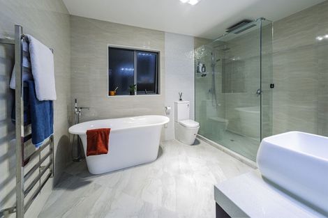 Photo of property in 28 Leburn Crescent, Flat Bush, Auckland, 2016