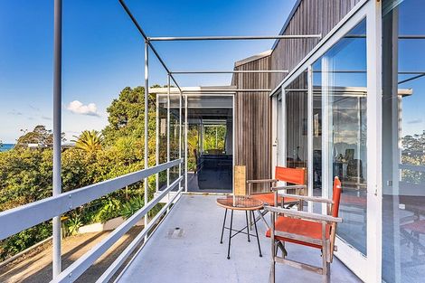 Photo of property in 28 Chelverton Terrace, Red Beach, 0932