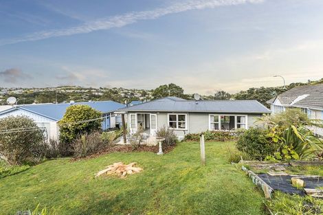 Photo of property in 16 Stewart Drive, Newlands, Wellington, 6037