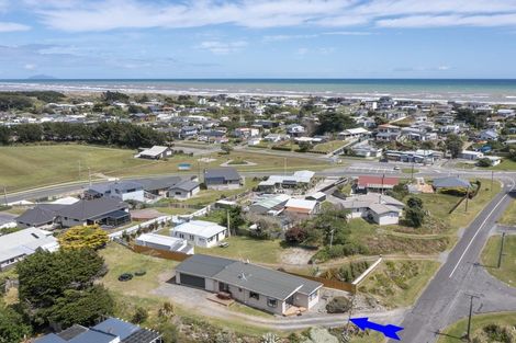 Photo of property in 28 Dewe Terrace, Foxton Beach, Foxton, 4815