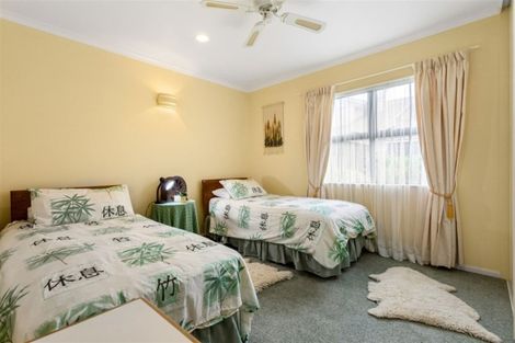 Photo of property in 15b Harrybrook Road, Green Bay, Auckland, 0604