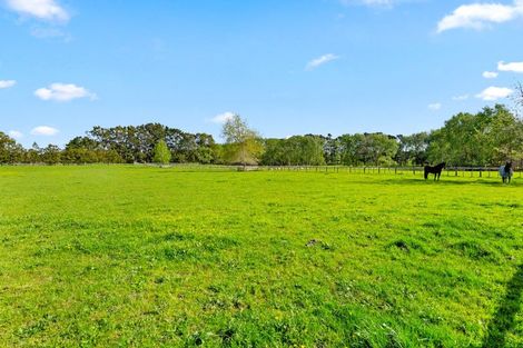 Photo of property in 744 Waitakere Road, Kumeu, 0891