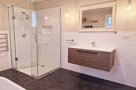 Photo of property in 53 Sunnyside Road, Sunnyvale, Auckland, 0612