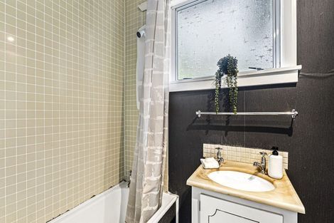 Photo of property in 60 Wallath Road, Westown, New Plymouth, 4310