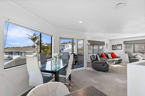 Photo of property in 2/1 Bluefin Way, West Harbour, Auckland, 0618