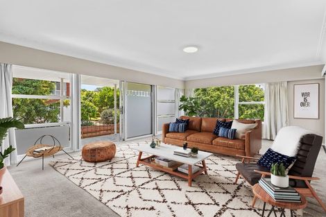 Photo of property in 24 Holdaway Avenue, Northcote, Auckland, 0627