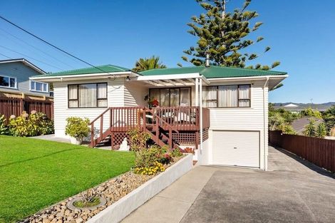 Photo of property in 1/81 Awaroa Road, Sunnyvale, Auckland, 0612