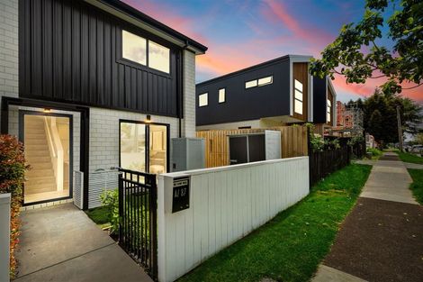 Photo of property in 87a Beach Road, Te Atatu Peninsula, 0610