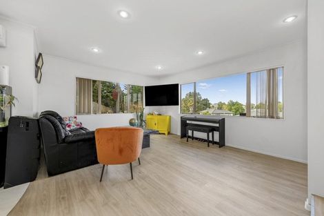 Photo of property in 3 Fairchild Avenue, Goodwood Heights, Auckland, 2105