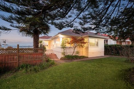 Photo of property in 1a Wakeling Avenue, Te Atatu South, Auckland, 0610