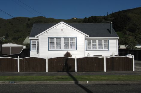 Photo of property in 17 Newcombe Street, Naenae, Lower Hutt, 5011