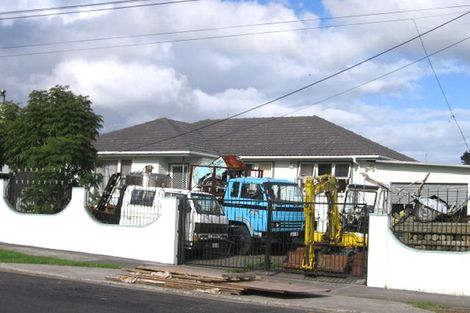 Photo of property in 2/18 Matipo Road, Te Atatu Peninsula, Auckland, 0610