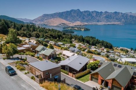 Photo of property in 136 Wynyard Crescent, Fernhill, Queenstown, 9300