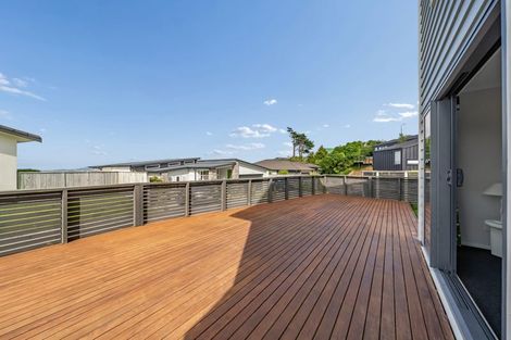 Photo of property in 12 Grumman Lane, Newlands, Wellington, 6037