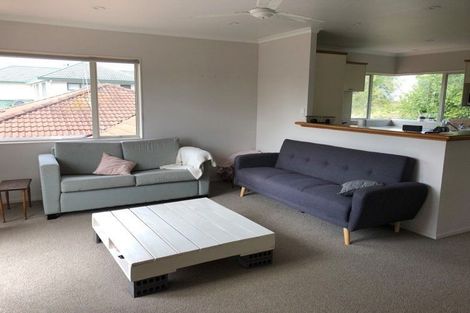 Photo of property in 8a Margaret Henry Crescent, Oteha, Auckland, 0632