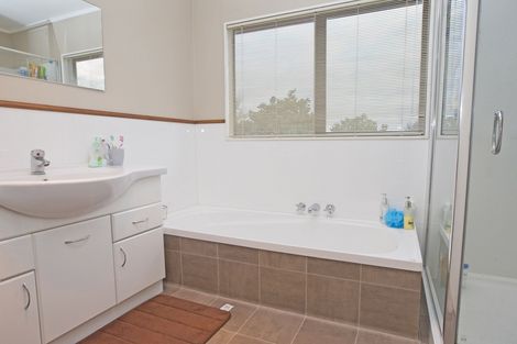 Photo of property in 1 Springdale Grove, Fitzherbert, Palmerston North, 4410