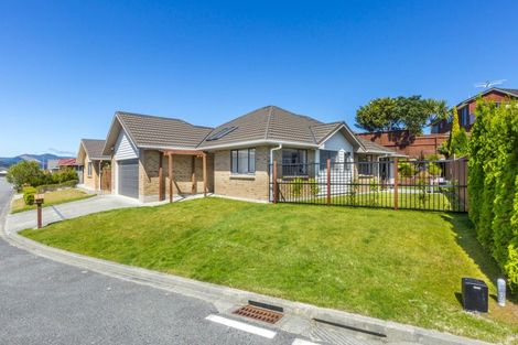 Photo of property in 6 Mcewen Crescent, Riverstone Terraces, Upper Hutt, 5018