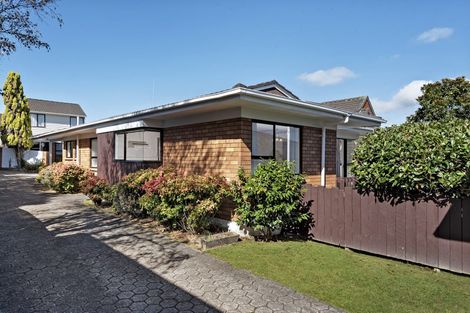 Photo of property in 2/10 Bolton Street, Blockhouse Bay, Auckland, 0600