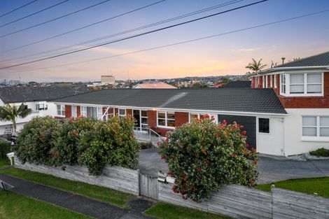 Photo of property in 4/2 Argyle Terrace, Milford, Auckland, 0620