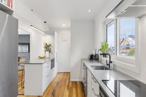 Photo of property in 1/60 Hillcrest Avenue, Hillcrest, Auckland, 0627