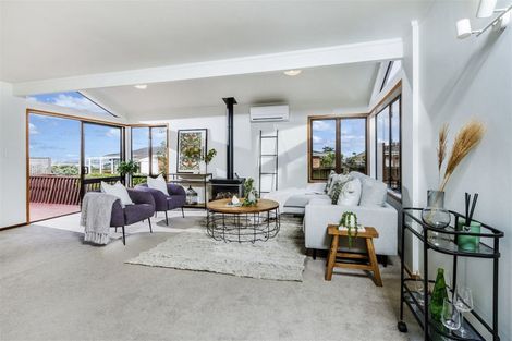 Photo of property in 1/3 Holdaway Avenue, Northcote, Auckland, 0627