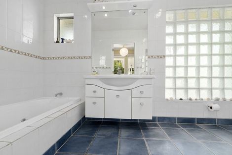 Photo of property in 72 Ravenwood Drive, Forrest Hill, Auckland, 0620