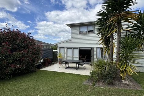 Photo of property in 2/2 Hatherlow Street, Glenfield, Auckland, 0629