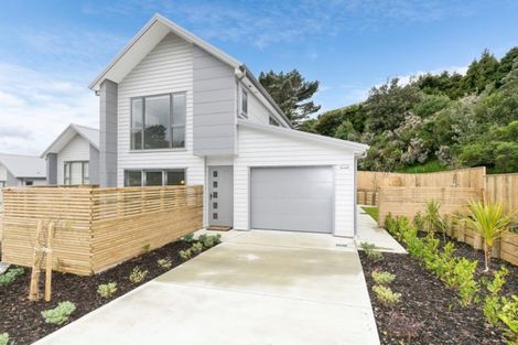 Photo of property in 2 Brindle Way, Newlands, Wellington, 6037