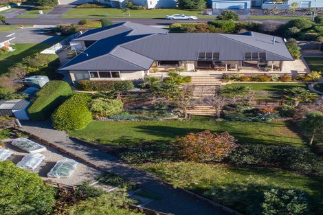 Photo of property in 48 Cashmere Drive, Fitzherbert, Palmerston North, 4410