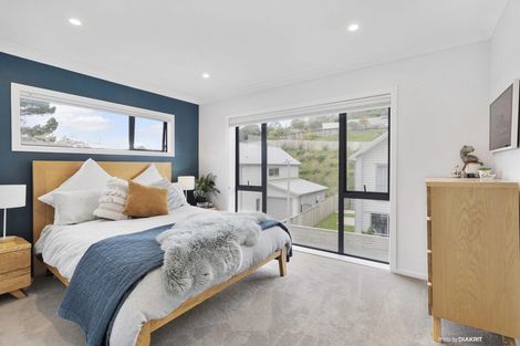 Photo of property in 35 Brindle Way, Newlands, Wellington, 6037