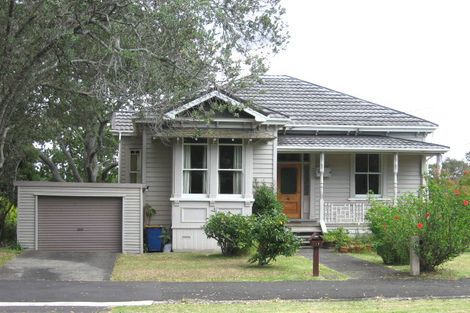 Photo of property in 17 Glen Road, Stanley Point, Auckland, 0624