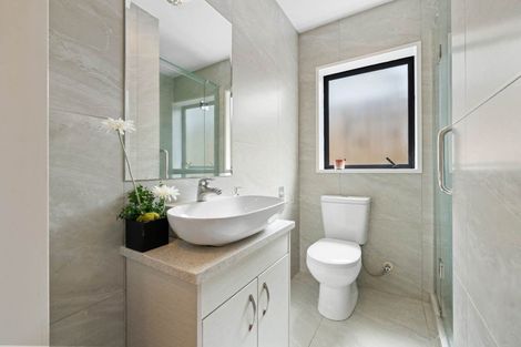 Photo of property in 29b Edgewater Drive, Pakuranga, Auckland, 2010