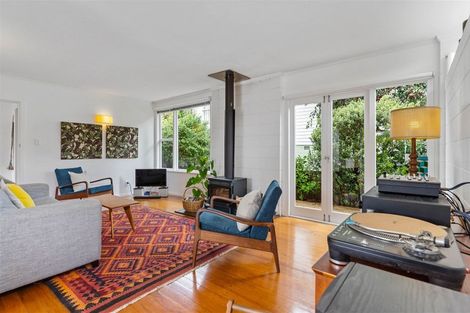 Photo of property in 32 Lynden Avenue, Hillcrest, Auckland, 0627