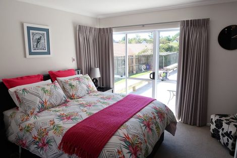 Photo of property in 36 Gillett Place, Botany Downs, Auckland, 2014
