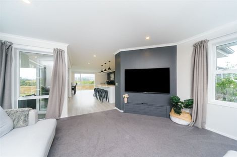 Photo of property in 132 Johnstone Drive, Fitzherbert, Palmerston North, 4410