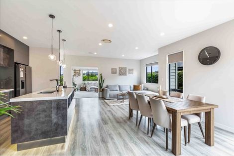 Photo of property in 16 Sir Lincoln Drive, Kumeu, 0810