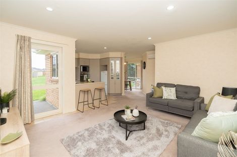 Photo of property in 43 Sovereign Isle Lane, Rototuna, Hamilton, 3210